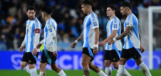 سكالوني يكشف تشكيلة الأرجنتين لكأس العالم 2026 النهائية: مفاجآت وعودة نجوم